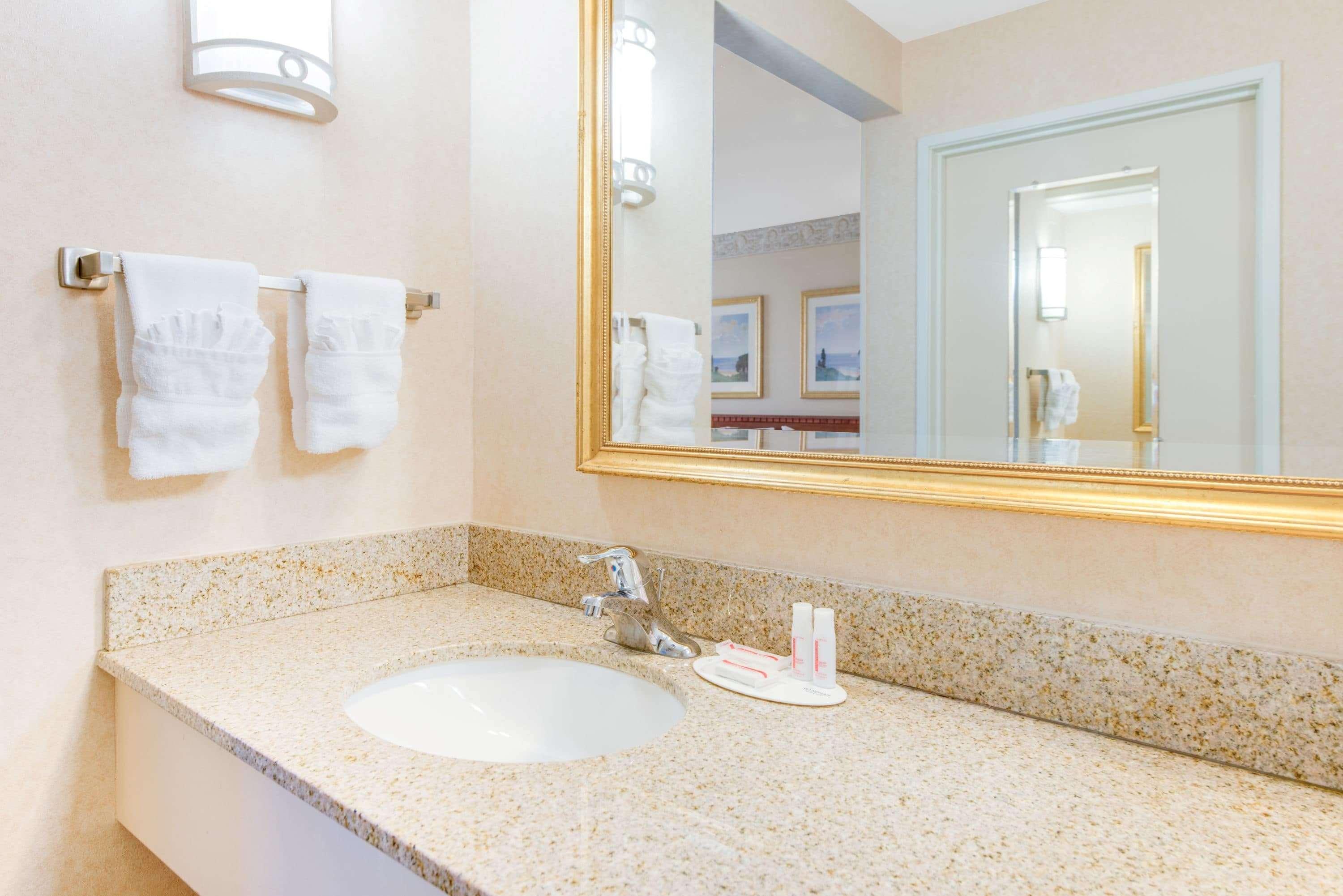Hotel Baymont By Wyndham Ft. Leonard/Saint Robert Esterno foto
